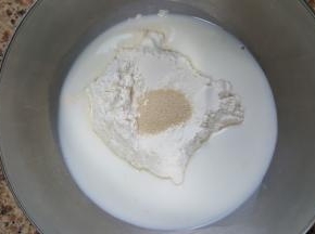 5．我们先来做福包，牛奶，发酵粉与中筋面粉，放在容器中。