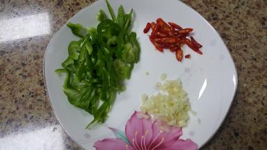 4．大蒜切末，红辣椒与薄皮青椒切丝，备用。