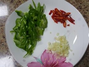 4．大蒜切末，红辣椒与薄皮青椒切丝，备用。