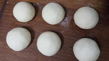 7．发酵至面团原体积的两倍大后，平均分成六个小面剂。