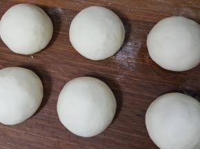 7．发酵至面团原体积的两倍大后，平均分成六个小面剂。