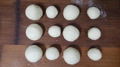 8．再把每个面剂，分出1/3做成小面团。