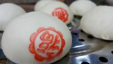 12．所有福包做好后放在屉帘上，盖上福字印章，进行二次发酵。