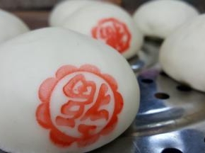 12．所有福包做好后放在屉帘上，盖上福字印章，进行二次发酵。