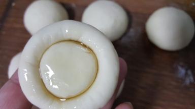 11．将底部整形平整。