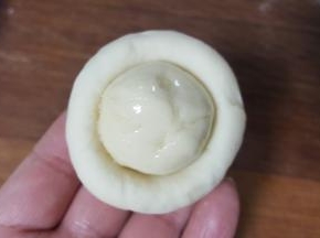 10．把小的面团上沾满油，放入凹坑中。