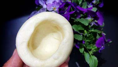 15．把中间的小面团抠掉，就成了福包碗。