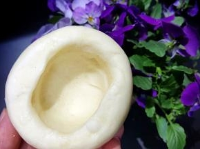 15．把中间的小面团抠掉，就成了福包碗。