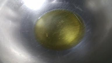 16．炒锅中加花生油。