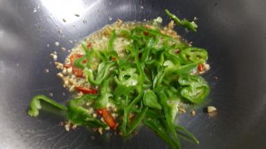 18．加入青椒丝翻炒。