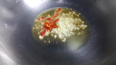 17．油热后放入蒜末和红椒丝爆香。