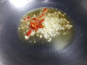 17．油热后放入蒜末和红椒丝爆香。