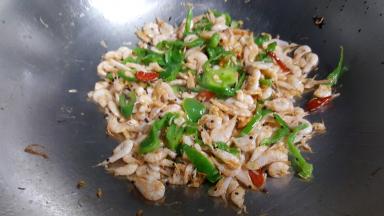 20．大概翻炒一分钟，使磷虾受热均匀。