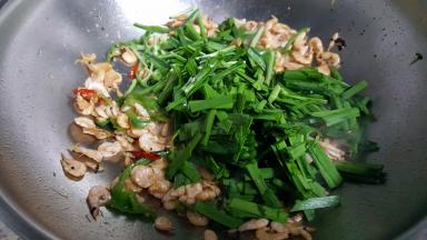 21．放入韭菜段，翻炒至韭菜变色，但是不能炒的太软哦。