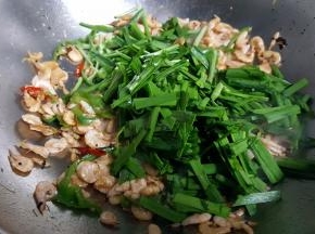 21．放入韭菜段，翻炒至韭菜变色，但是不能炒的太软哦。