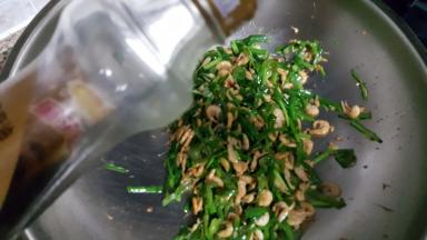 22．出锅前淋少许麻油。