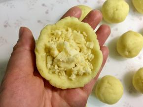 包进切达奶酪碎，8～10克左右。