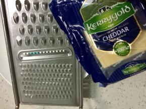 我用的是淡味的切达奶酪，切达奶酪是一种原制奶酪，或称为天然奶酪。它是由原奶经过灭菌，发酵，凝结，成熟等一系列复杂的加工工艺做成的。再制奶酪，多半就是以切达奶酪作为原料制成的。给宝宝选择奶酪要避免再制奶酪，选用天然低盐的奶酪为宜。