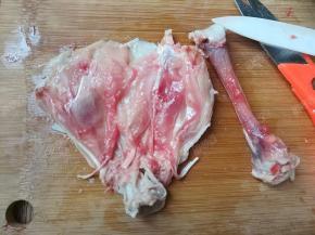 轻轻的把骨肉相连的黏膜拉开，就可以轻松去骨了