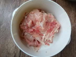 去掉骨头的鸡腿放入碗中