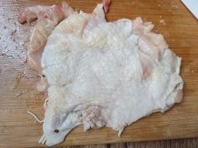 用刀背两面都拍一拍，让它更易入味