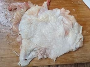 用刀背两面都拍一拍，让它更易入味