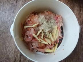 加入其它调味料搅拌均匀腌制2小时以上