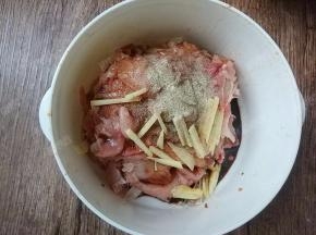 加入其它调味料搅拌均匀腌制2小时以上