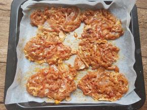 腌好的鸡腿肉放入铺了油纸的烤盘