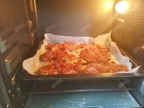 放入预热好的200度烤箱，皮朝下放鸡腿，15分钟后翻面，皮朝上烤10分钟即可