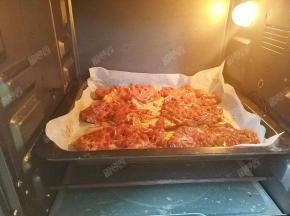 放入预热好的200度烤箱，皮朝下放鸡腿，15分钟后翻面，皮朝上烤10分钟即可