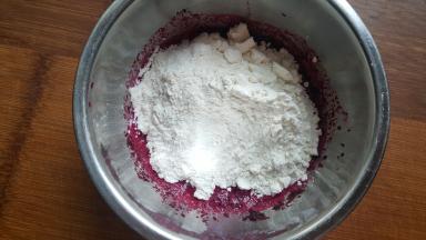 2．把红菜头汁中加入中筋面粉。