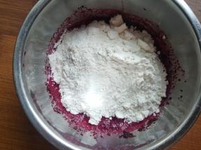 2．把红菜头汁中加入中筋面粉。