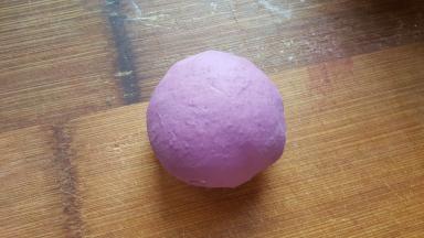 3．先用筷子打成面穗儿，再揉成团滚圆备用。