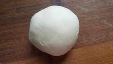 4．白色面团同上揉圆后松弛。