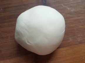 4．白色面团同上揉圆后松弛。