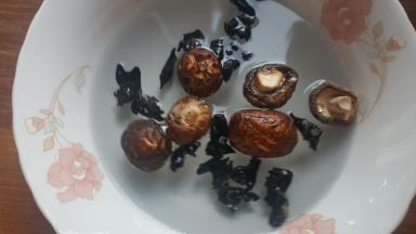 5．香菇与木耳泡发洗净。