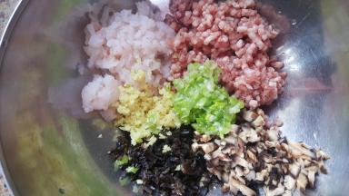 6．香菇和木耳切丁与羊肉和磷虾泥放在容器中，加入葱姜末。