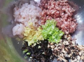 6．香菇和木耳切丁与羊肉和磷虾泥放在容器中，加入葱姜末。
