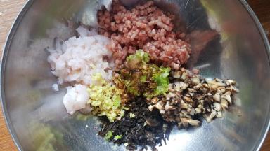 7．在葱上，加入少量食用盐与少许五香粉和适量生抽，淋入芝麻油。