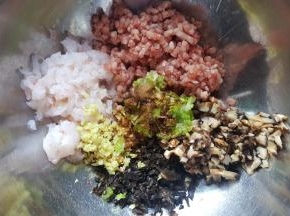 7．在葱上，加入少量食用盐与少许五香粉和适量生抽，淋入芝麻油。