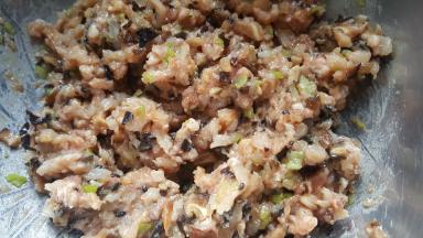 8．馅料用筷子顺着一个方向，搅打上劲。