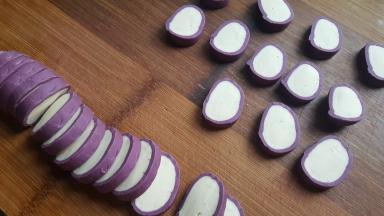 10．用刀切面剂子，每个大约15克左右。