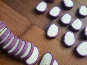 10．用刀切面剂子，每个大约15克左右。