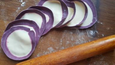 11．面剂压扁，用擀面杖擀成中间略厚的面皮