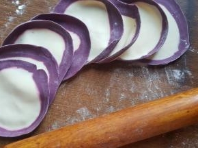 11．面剂压扁，用擀面杖擀成中间略厚的面皮