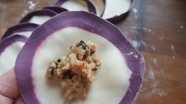 12．取适量馅料放在当中。