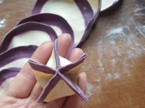 13．捏出如上图所示的五角形状。