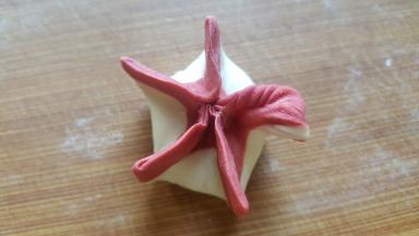 14．从一个边开始用食指和拇指搓出花纹。