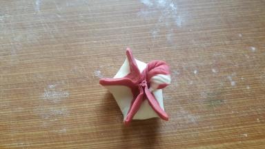 15．底边向上提，就出来一个花瓣。